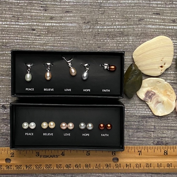 Avon Freshwater Pearl Pendant Gift Set and Stud Set - Picture 5 of 5